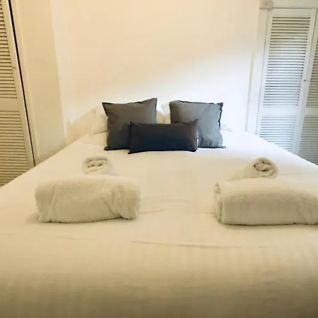 Westbourne Apartment *